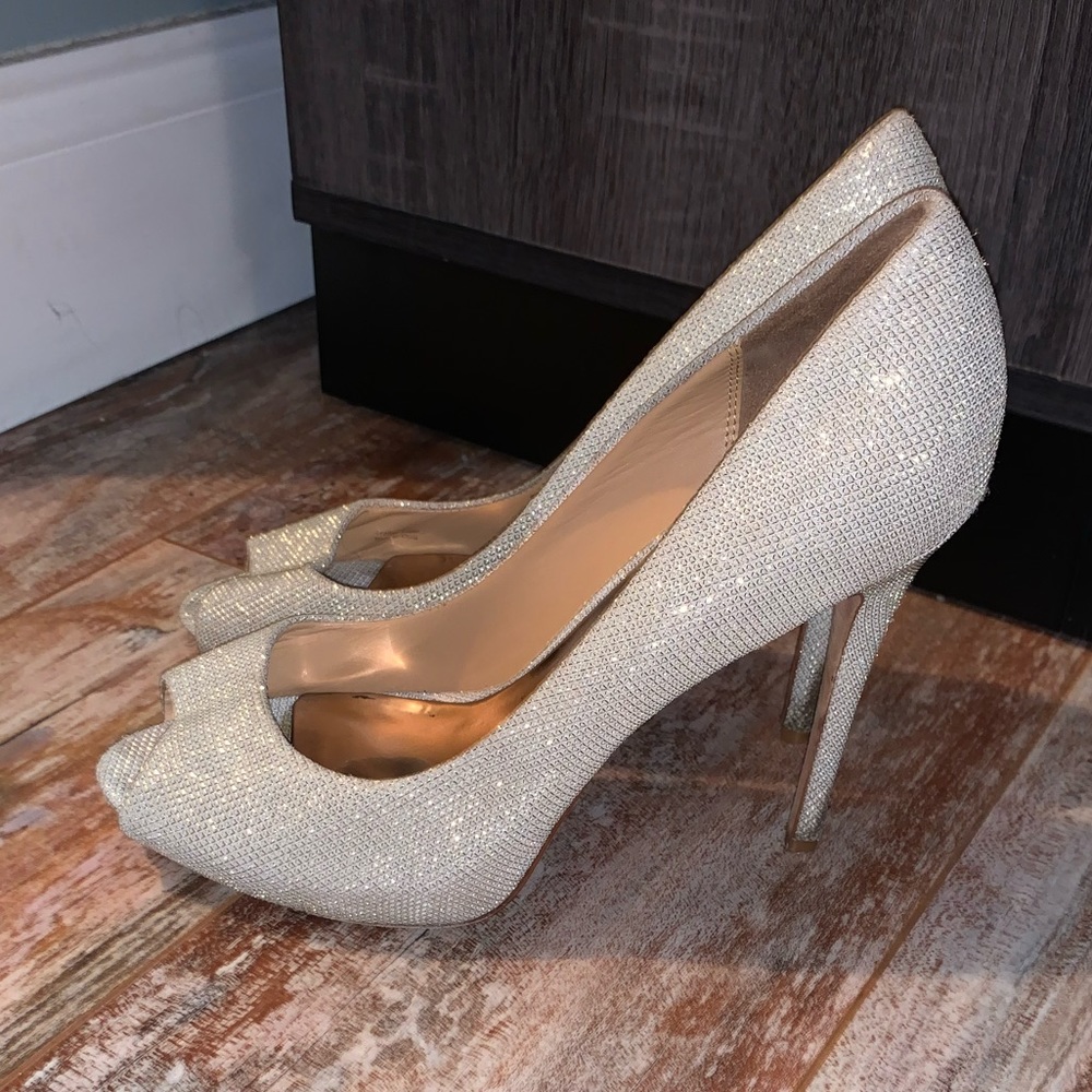 Badgley Mischka Gold / Silver Peep Toe Pumps 10 - Picture 2 of 6